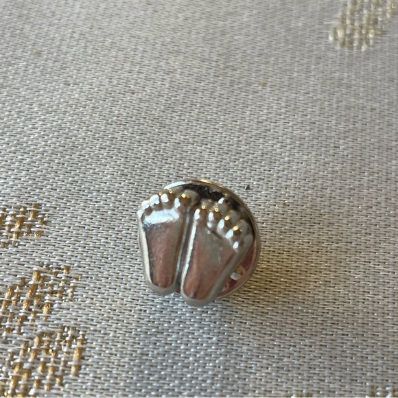 Jewelry - Baby feet pin